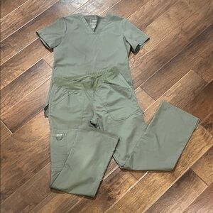 Sleek Olive Women's Scrub Set